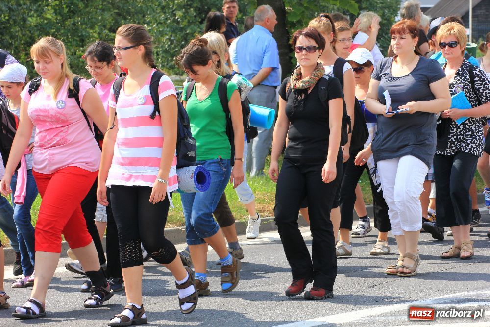 Zdjęcie w galerii na portalu naszraciborz.pl: Nasi pielgrzymi już w drodze na Jasną Górę wiadomości z regionu