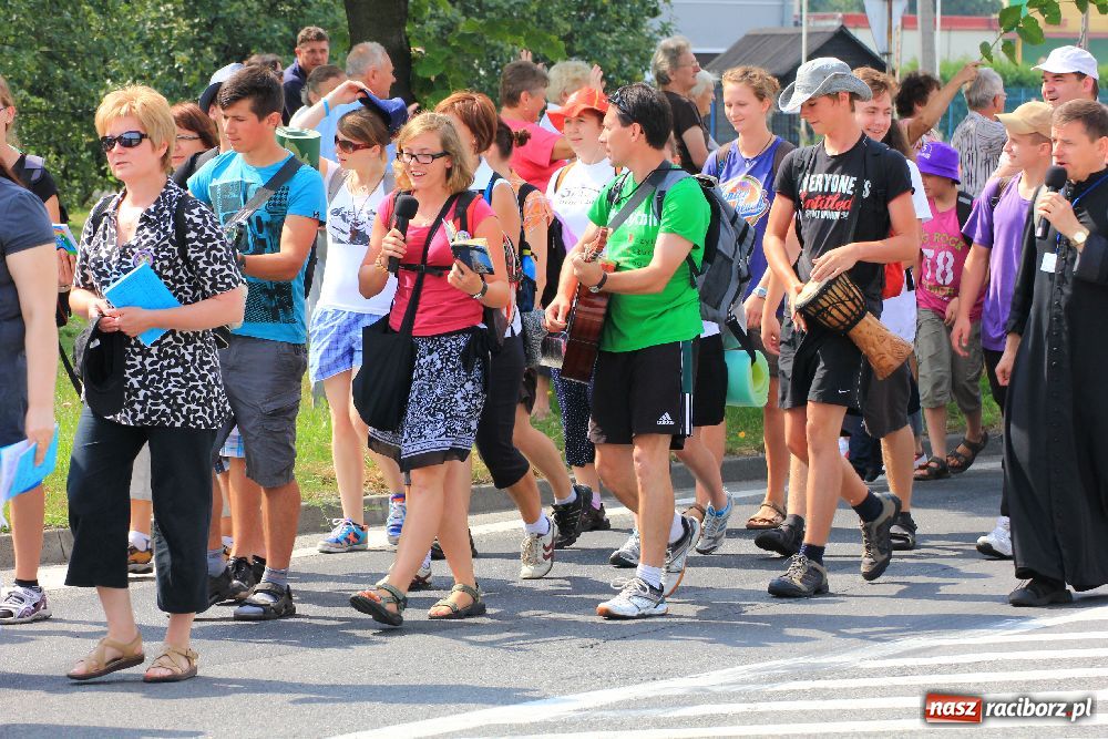 Zdjęcie w galerii na portalu naszraciborz.pl: Nasi pielgrzymi już w drodze na Jasną Górę wiadomości z regionu