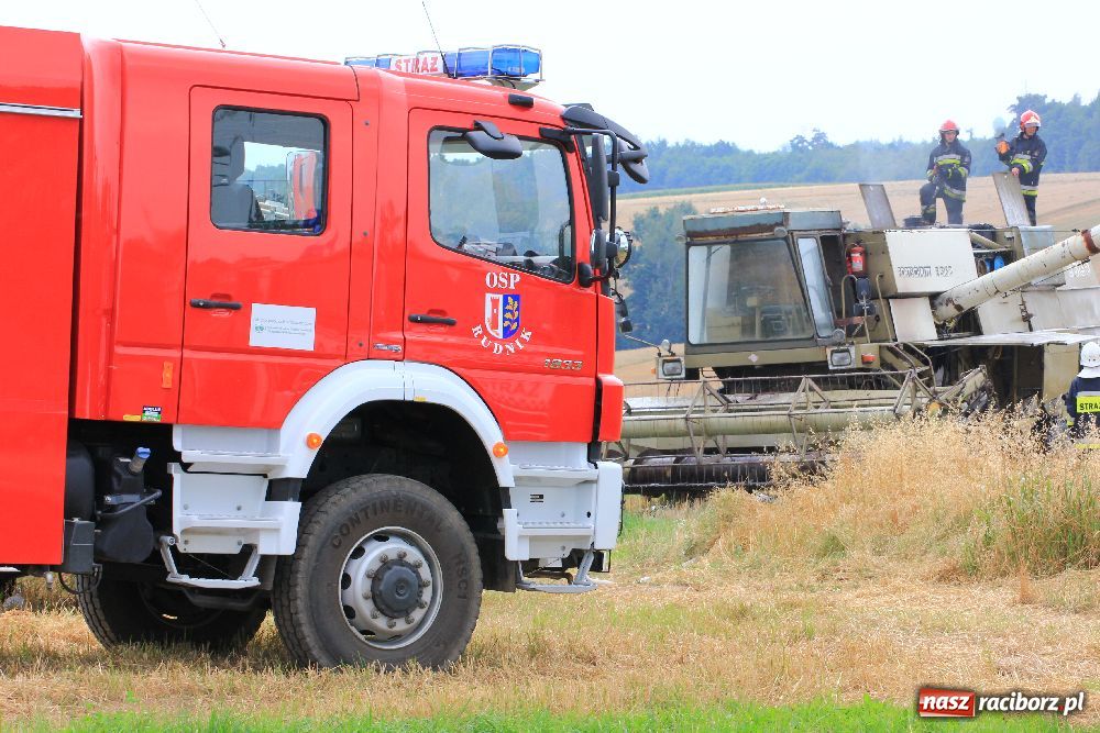 Zdjęcie w galerii na portalu naszraciborz.pl: W Szonowicach palił się kombajn wiadomości z regionu