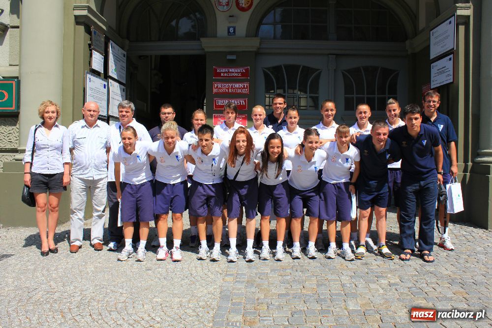 Zdjęcie w galerii na portalu naszraciborz.pl: Piłkarki z Serbii gościły w magistracie wiadomości z regionu