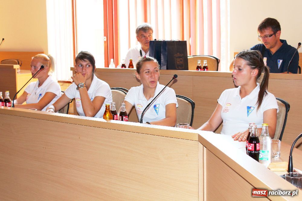 Zdjęcie w galerii na portalu naszraciborz.pl: Piłkarki z Serbii gościły w magistracie wiadomości z regionu
