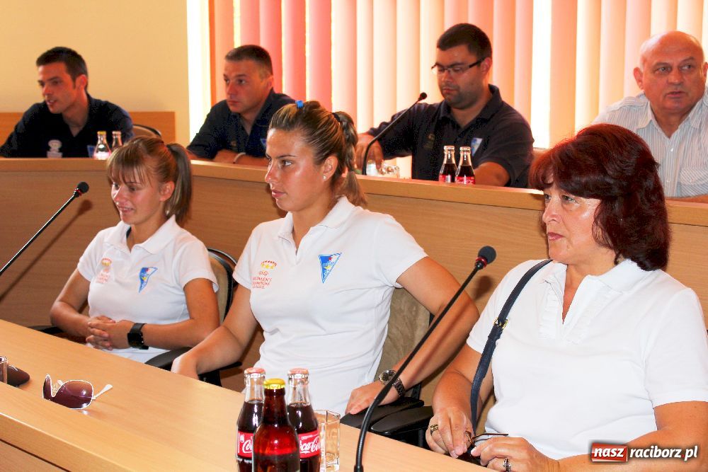 Zdjęcie w galerii na portalu naszraciborz.pl: Piłkarki z Serbii gościły w magistracie wiadomości z regionu