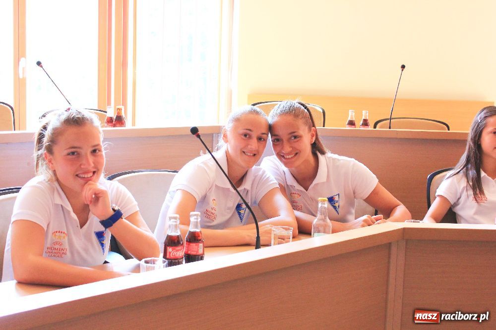 Zdjęcie w galerii na portalu naszraciborz.pl: Piłkarki z Serbii gościły w magistracie wiadomości z regionu