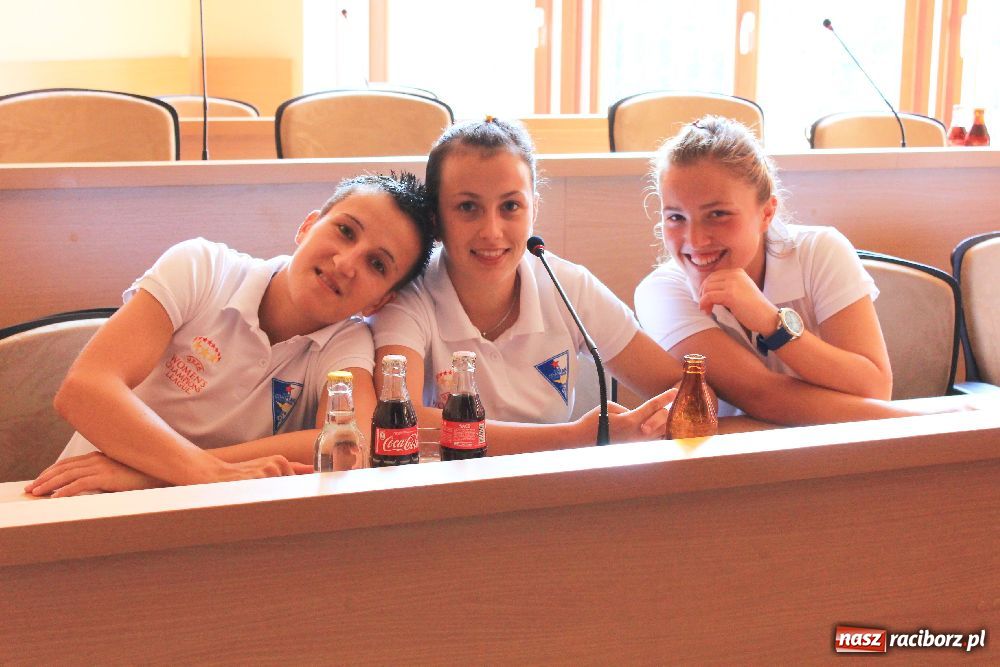 Zdjęcie w galerii na portalu naszraciborz.pl: Piłkarki z Serbii gościły w magistracie wiadomości z regionu