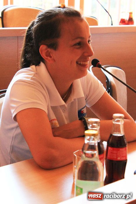 Zdjęcie w galerii na portalu naszraciborz.pl: Piłkarki z Serbii gościły w magistracie wiadomości z regionu