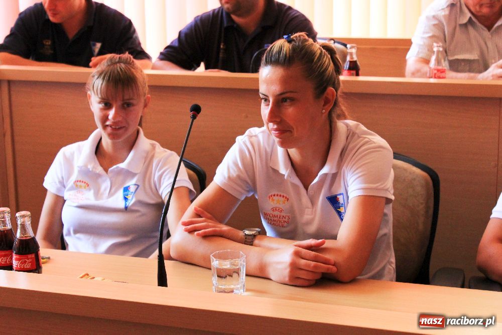 Zdjęcie w galerii na portalu naszraciborz.pl: Piłkarki z Serbii gościły w magistracie wiadomości z regionu