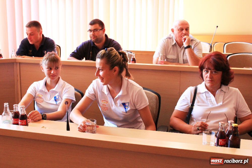 Zdjęcie w galerii na portalu naszraciborz.pl: Piłkarki z Serbii gościły w magistracie wiadomości z regionu