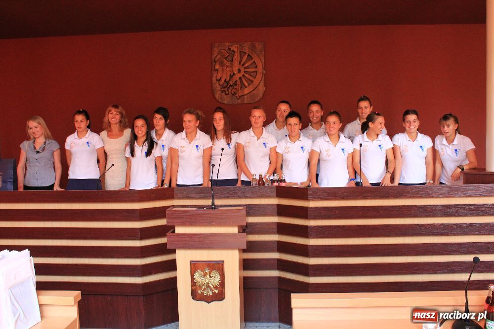 Zdjęcie w galerii na portalu naszraciborz.pl: Piłkarki z Serbii gościły w magistracie wiadomości z regionu