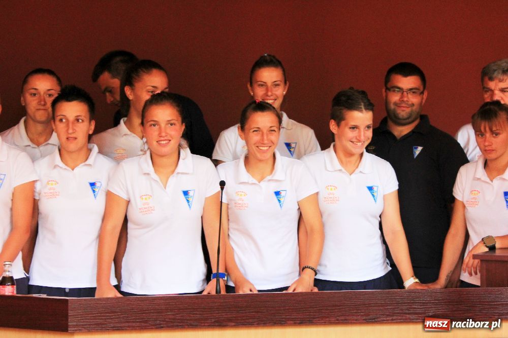 Zdjęcie w galerii na portalu naszraciborz.pl: Piłkarki z Serbii gościły w magistracie wiadomości z regionu