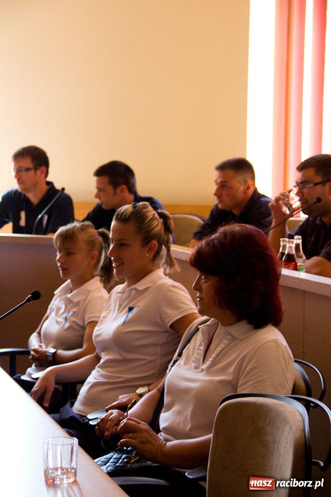 Zdjęcie w galerii na portalu naszraciborz.pl: Piłkarki z Serbii gościły w magistracie wiadomości z regionu