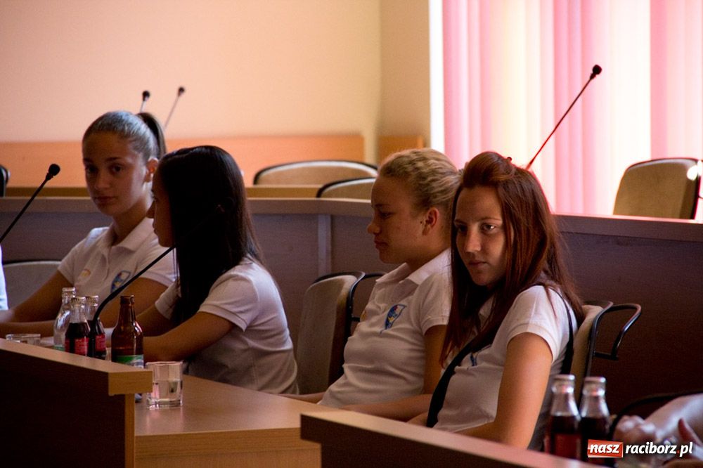 Zdjęcie w galerii na portalu naszraciborz.pl: Piłkarki z Serbii gościły w magistracie wiadomości z regionu