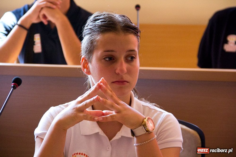 Zdjęcie w galerii na portalu naszraciborz.pl: Piłkarki z Serbii gościły w magistracie wiadomości z regionu