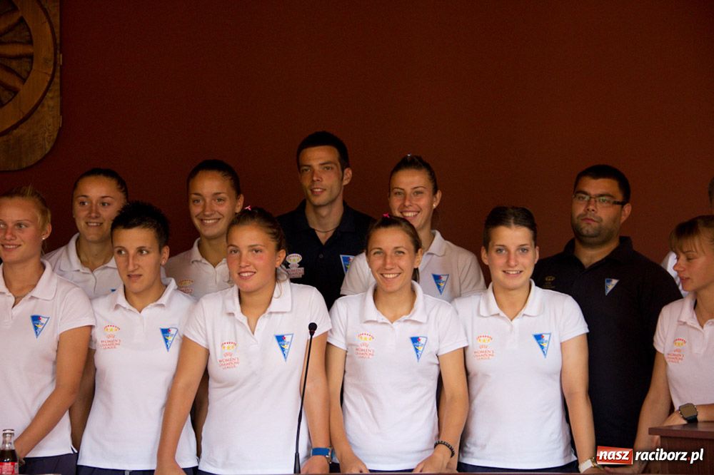 Zdjęcie w galerii na portalu naszraciborz.pl: Piłkarki z Serbii gościły w magistracie wiadomości z regionu