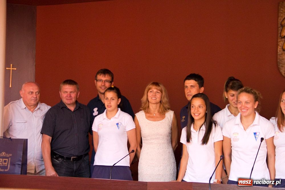 Zdjęcie w galerii na portalu naszraciborz.pl: Piłkarki z Serbii gościły w magistracie wiadomości z regionu