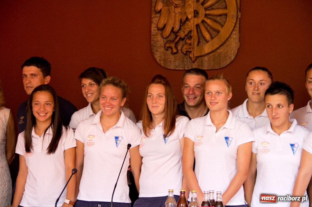 Zdjęcie w galerii na portalu naszraciborz.pl: Piłkarki z Serbii gościły w magistracie wiadomości z regionu