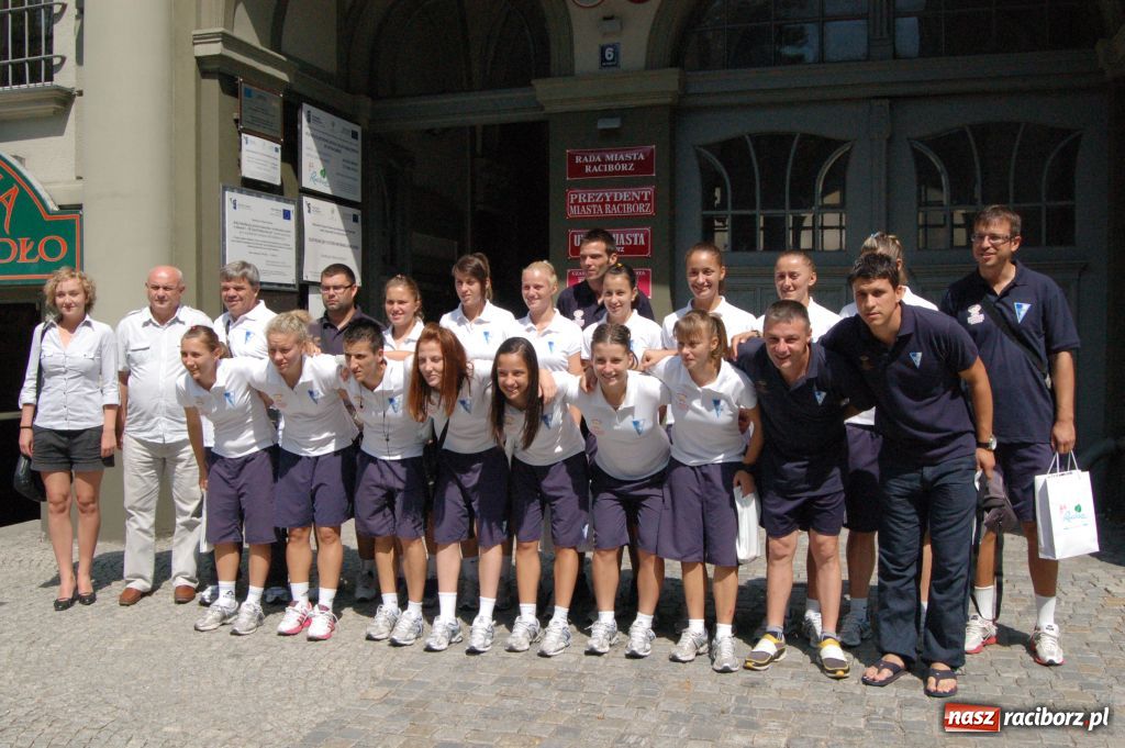 Zdjęcie w galerii na portalu naszraciborz.pl: Piłkarki z Serbii gościły Ratuszu wiadomości z regionu