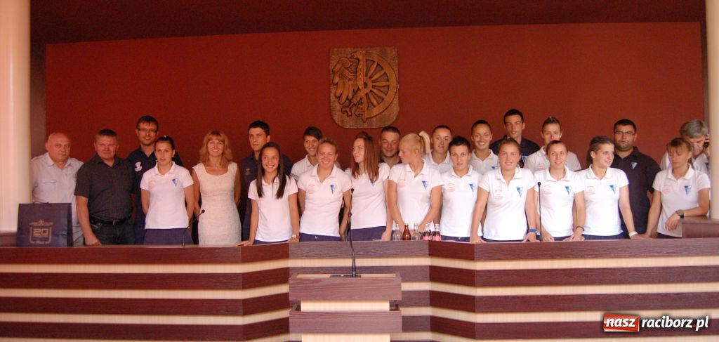 Zdjęcie w galerii na portalu naszraciborz.pl: Piłkarki z Serbii gościły Ratuszu wiadomości z regionu