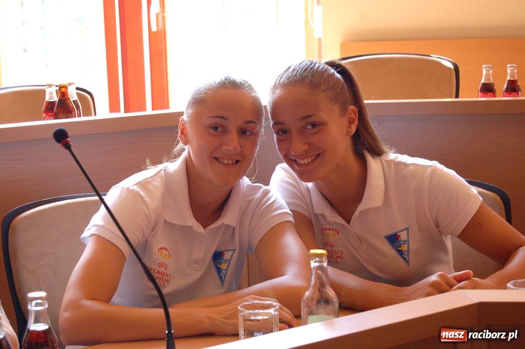 Zdjęcie w galerii na portalu naszraciborz.pl: Piłkarki z Serbii gościły Ratuszu wiadomości z regionu