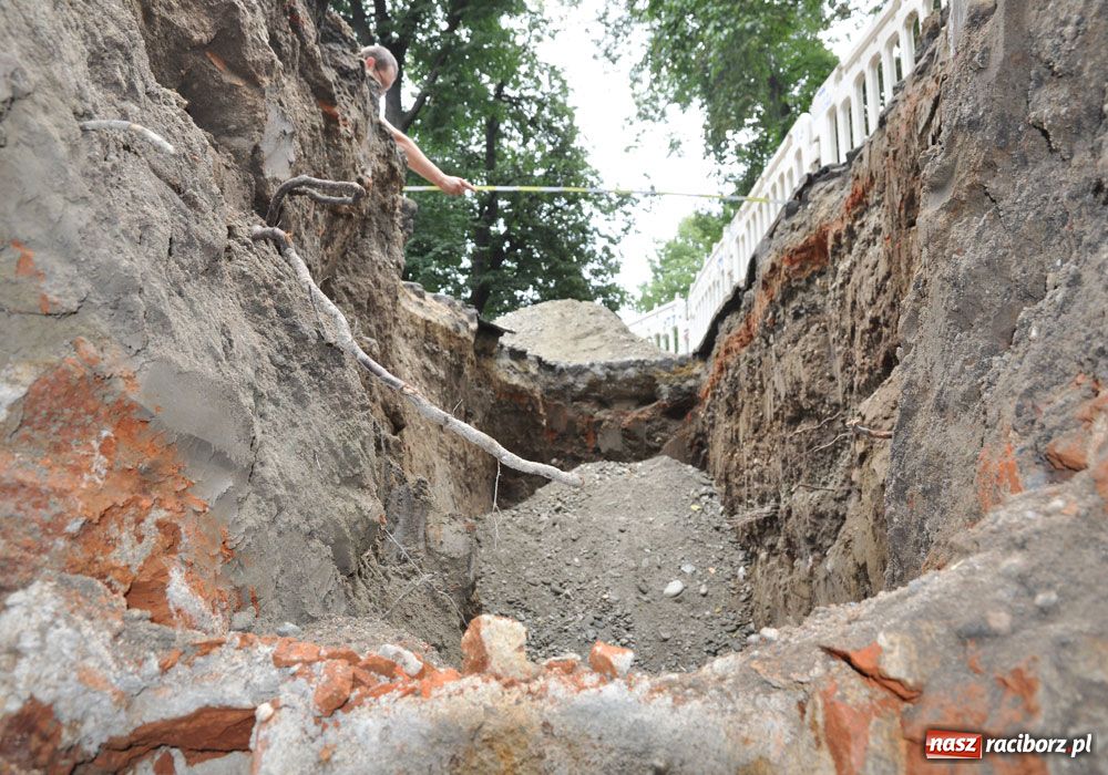 Zdjęcie w galerii na portalu naszraciborz.pl: Odkryto tajemniczy kanał ze swastyką wiadomości z regionu