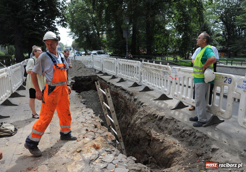 Zdjęcie w galerii na portalu naszraciborz.pl: Odkryto tajemniczy kanał ze swastyką wiadomości z regionu