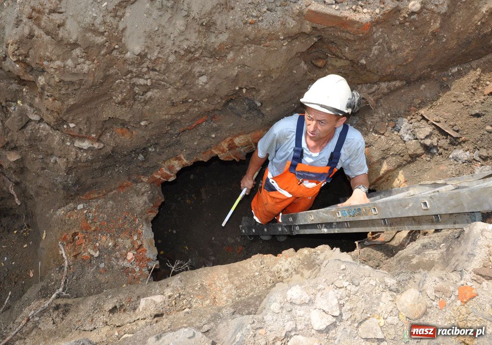 Zdjęcie w galerii na portalu naszraciborz.pl: Odkryto tajemniczy kanał ze swastyką wiadomości z regionu