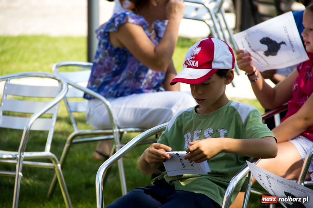 Zdjęcie w galerii na portalu naszraciborz.pl: Radiowozy na zamkowym dziedzińcu wiadomości z regionu