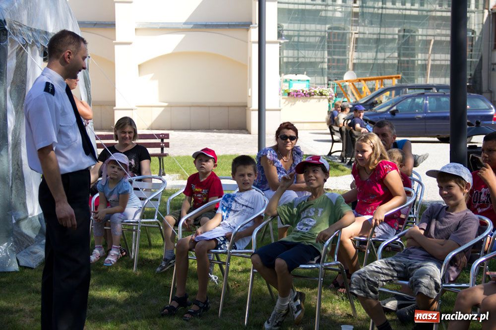 Zdjęcie w galerii na portalu naszraciborz.pl: Radiowozy na zamkowym dziedzińcu wiadomości z regionu