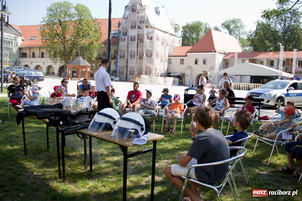 Zdjęcie w galerii na portalu naszraciborz.pl: Radiowozy na zamkowym dziedzińcu wiadomości z regionu
