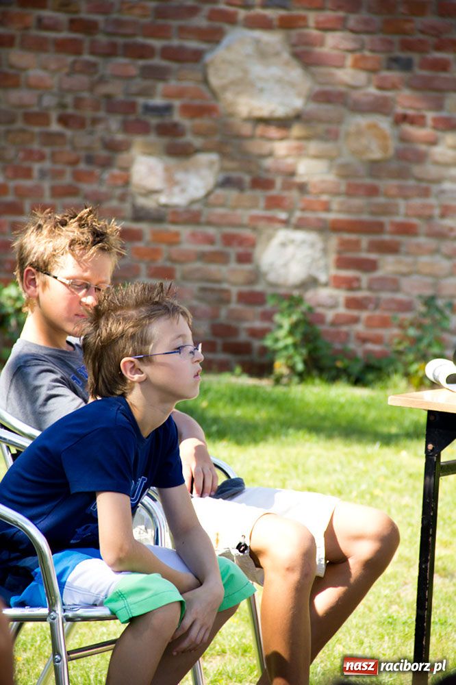 Zdjęcie w galerii na portalu naszraciborz.pl: Radiowozy na zamkowym dziedzińcu wiadomości z regionu