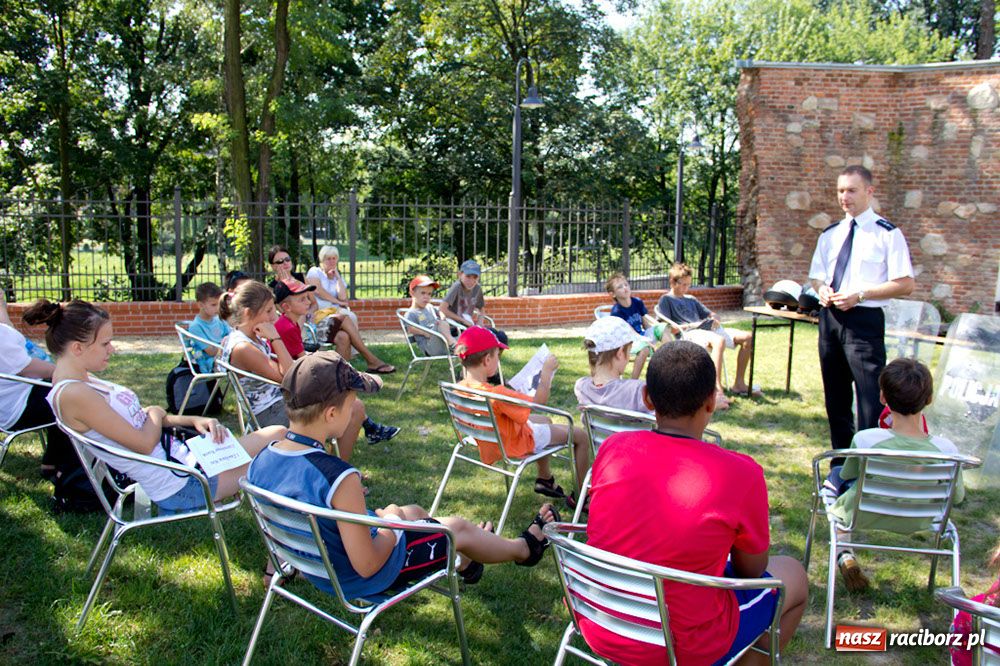 Zdjęcie w galerii na portalu naszraciborz.pl: Radiowozy na zamkowym dziedzińcu wiadomości z regionu