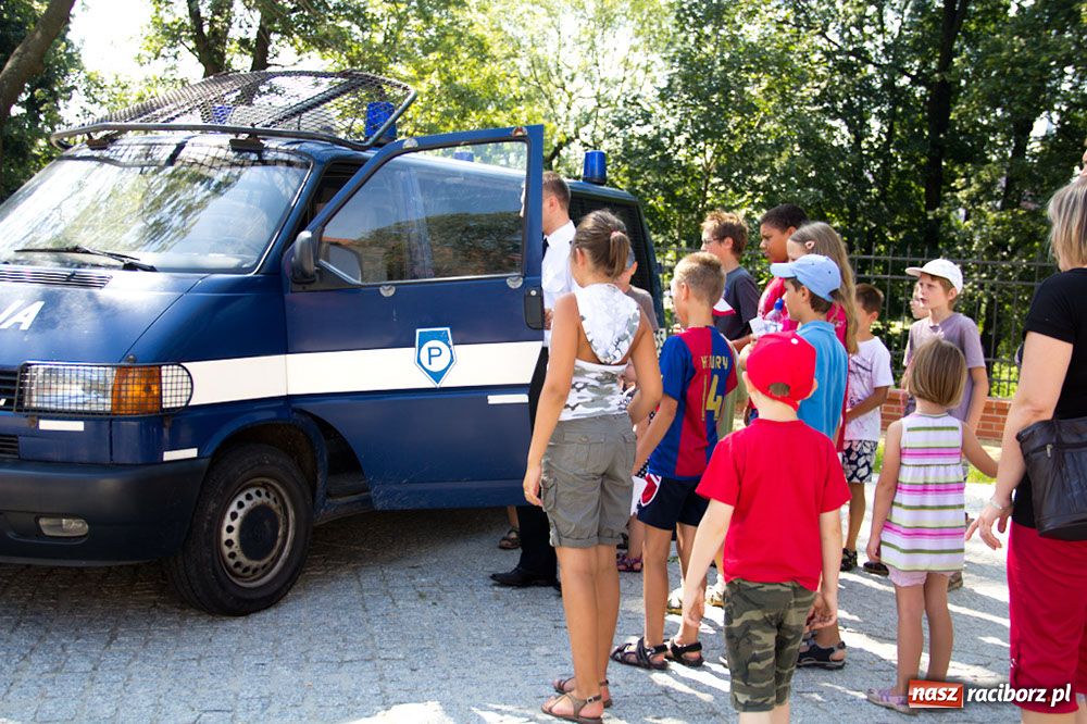 Zdjęcie w galerii na portalu naszraciborz.pl: Radiowozy na zamkowym dziedzińcu wiadomości z regionu