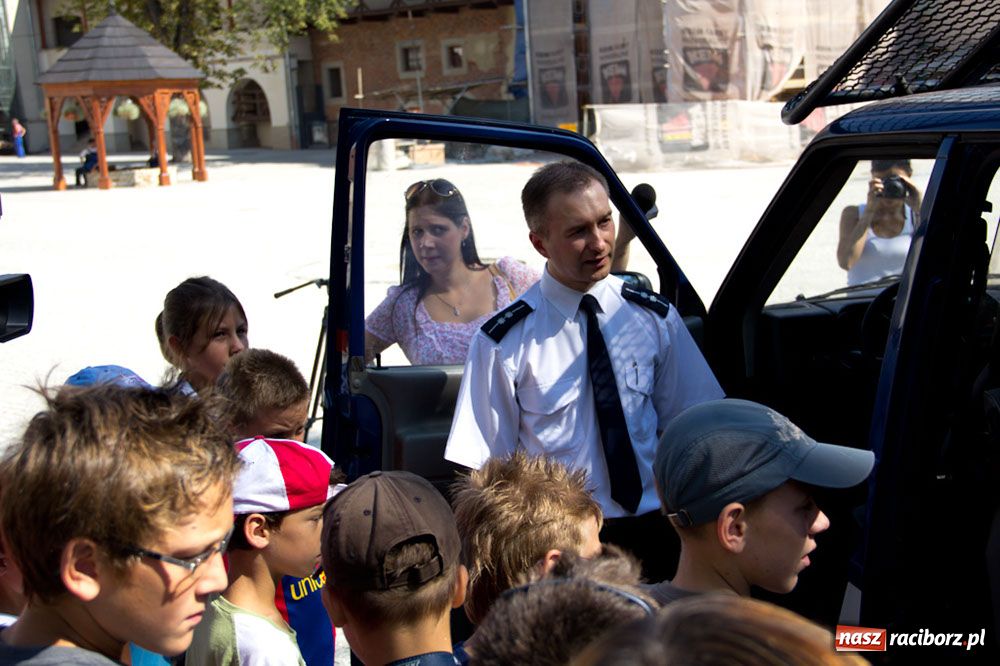 Zdjęcie w galerii na portalu naszraciborz.pl: Radiowozy na zamkowym dziedzińcu wiadomości z regionu