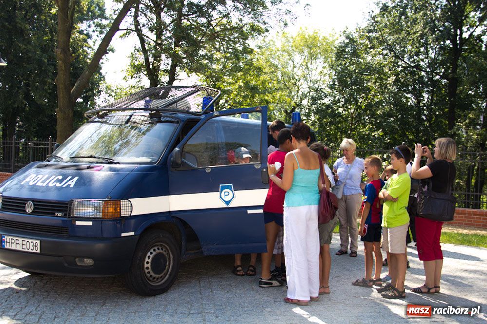 Zdjęcie w galerii na portalu naszraciborz.pl: Radiowozy na zamkowym dziedzińcu wiadomości z regionu