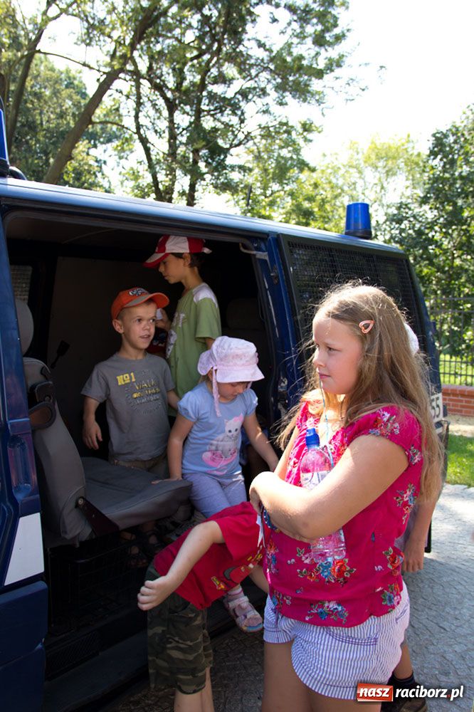 Zdjęcie w galerii na portalu naszraciborz.pl: Radiowozy na zamkowym dziedzińcu wiadomości z regionu
