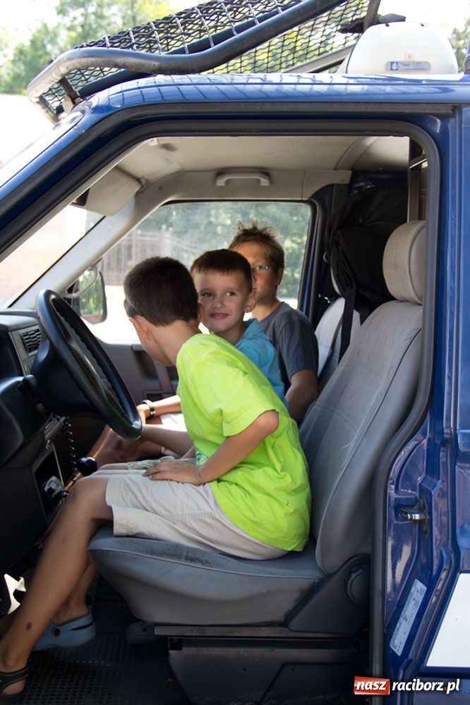 Zdjęcie w galerii na portalu naszraciborz.pl: Radiowozy na zamkowym dziedzińcu wiadomości z regionu