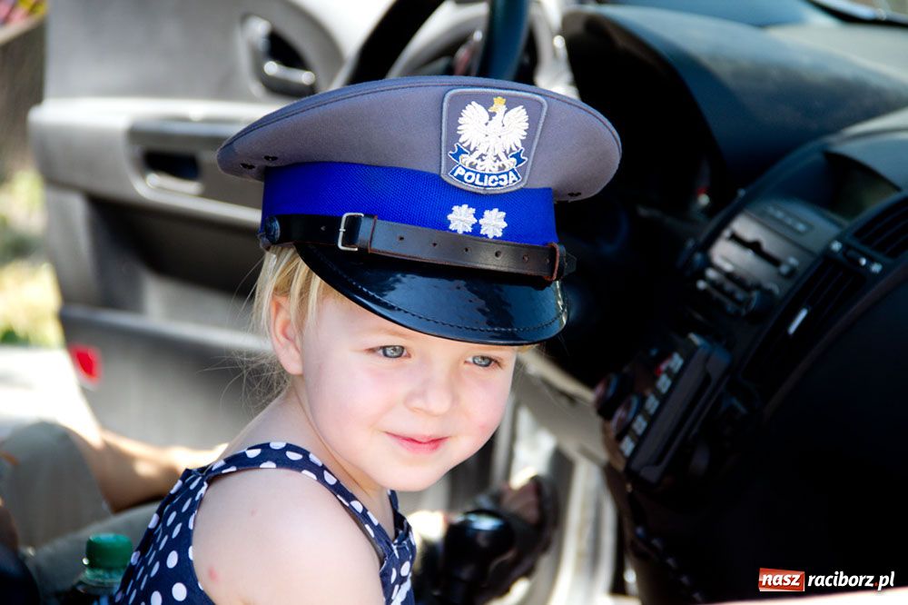 Zdjęcie w galerii na portalu naszraciborz.pl: Radiowozy na zamkowym dziedzińcu wiadomości z regionu