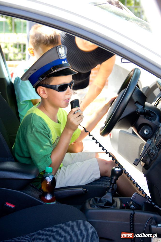 Zdjęcie w galerii na portalu naszraciborz.pl: Radiowozy na zamkowym dziedzińcu wiadomości z regionu