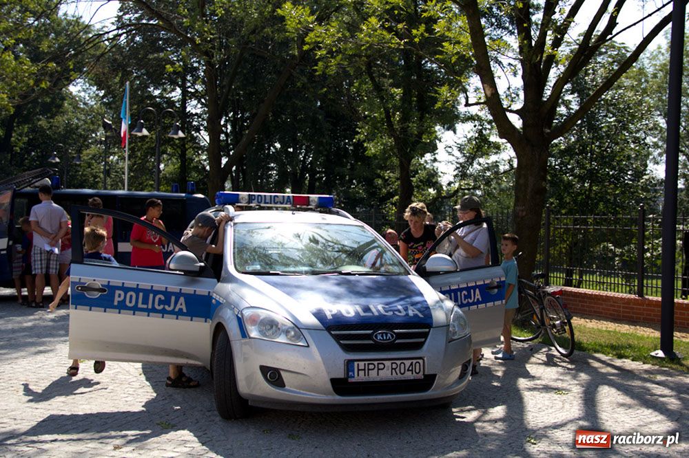 Zdjęcie w galerii na portalu naszraciborz.pl: Radiowozy na zamkowym dziedzińcu wiadomości z regionu