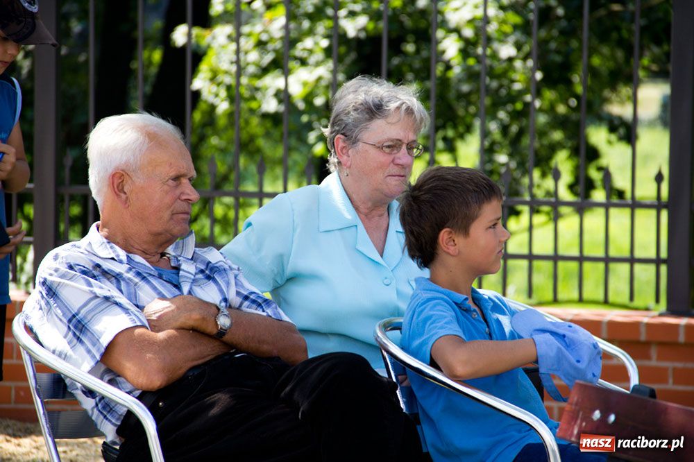Zdjęcie w galerii na portalu naszraciborz.pl: Radiowozy na zamkowym dziedzińcu wiadomości z regionu