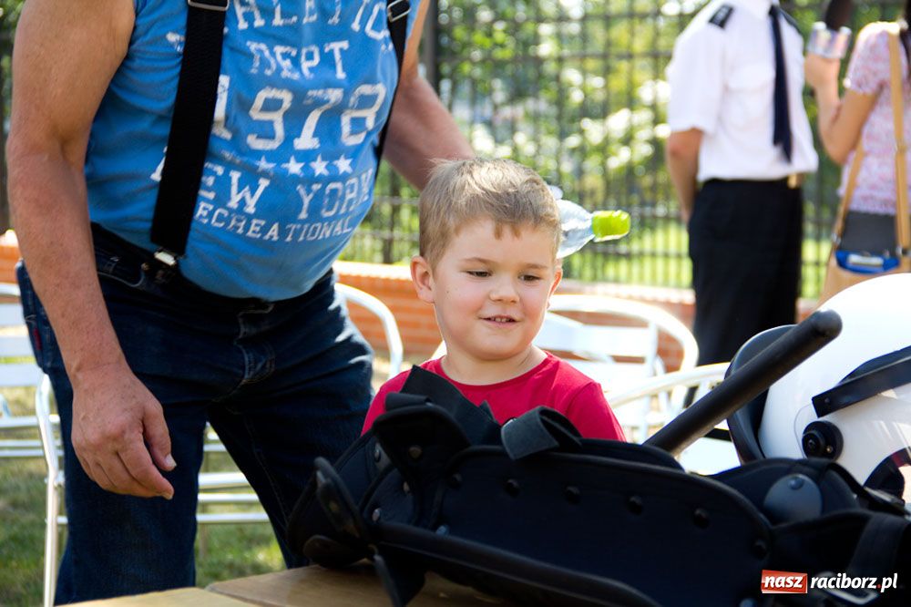 Zdjęcie w galerii na portalu naszraciborz.pl: Radiowozy na zamkowym dziedzińcu wiadomości z regionu