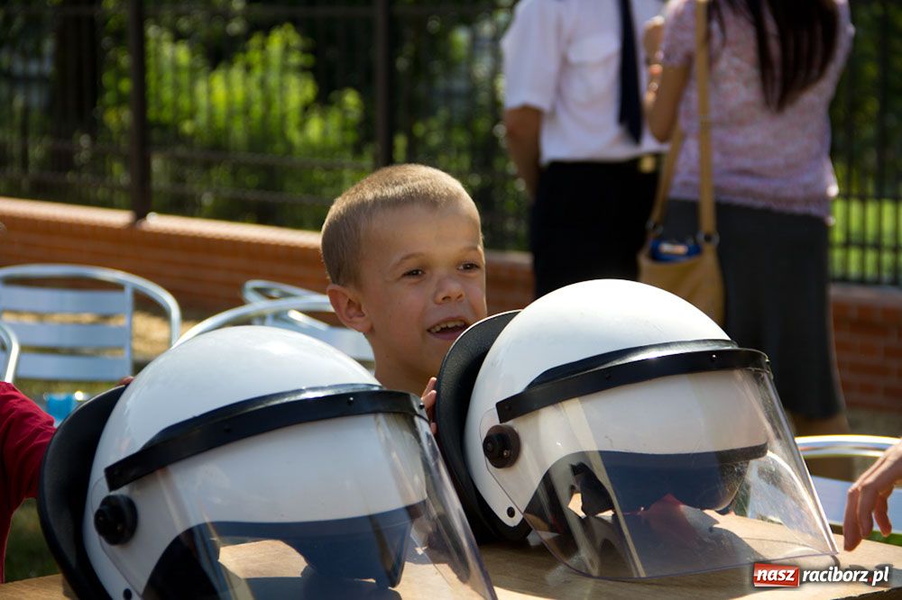 Zdjęcie w galerii na portalu naszraciborz.pl: Radiowozy na zamkowym dziedzińcu wiadomości z regionu