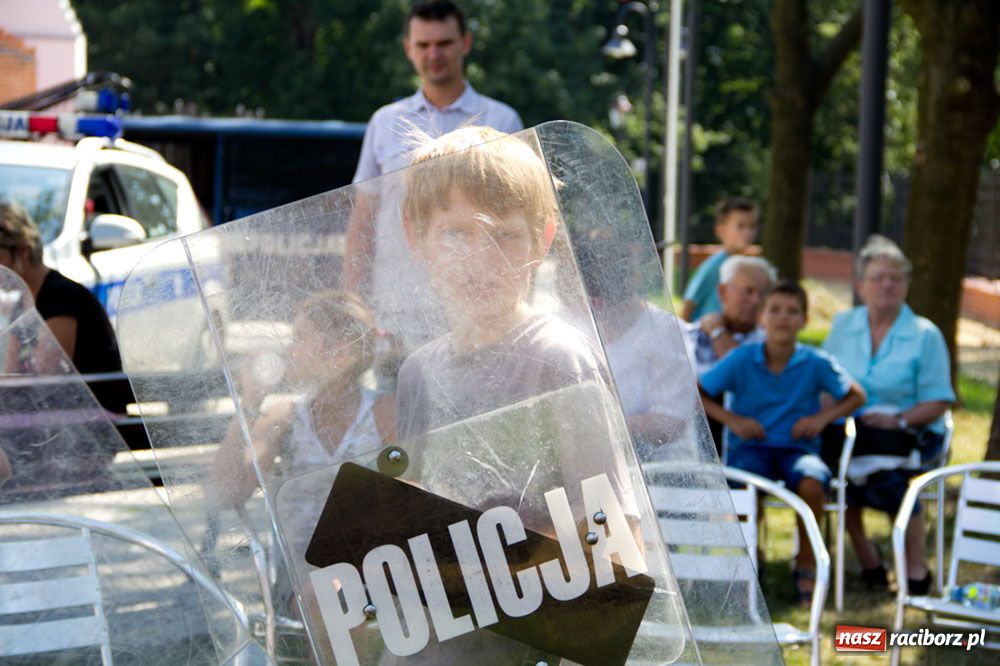 Zdjęcie w galerii na portalu naszraciborz.pl: Radiowozy na zamkowym dziedzińcu wiadomości z regionu