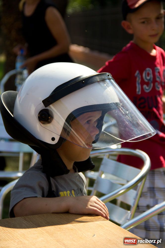 Zdjęcie w galerii na portalu naszraciborz.pl: Radiowozy na zamkowym dziedzińcu wiadomości z regionu
