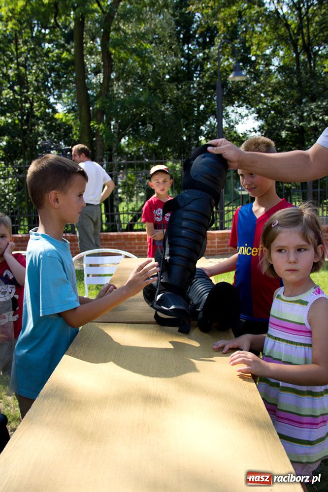 Zdjęcie w galerii na portalu naszraciborz.pl: Radiowozy na zamkowym dziedzińcu wiadomości z regionu