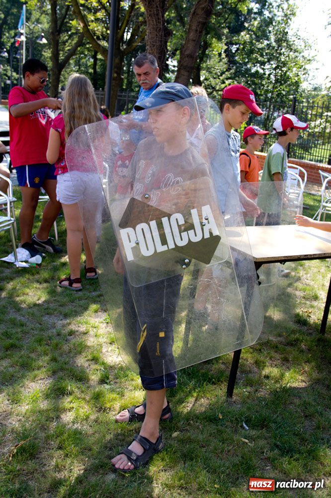 Zdjęcie w galerii na portalu naszraciborz.pl: Radiowozy na zamkowym dziedzińcu wiadomości z regionu