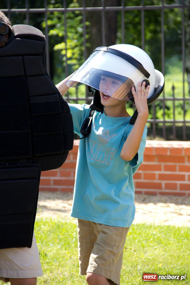 Zdjęcie w galerii na portalu naszraciborz.pl: Radiowozy na zamkowym dziedzińcu wiadomości z regionu