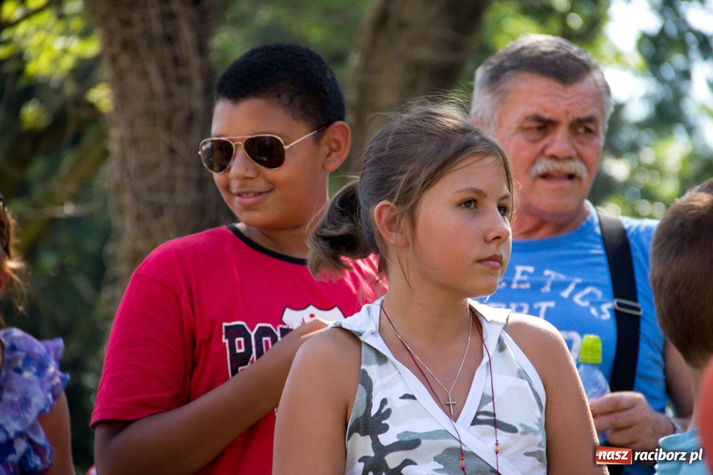 Zdjęcie w galerii na portalu naszraciborz.pl: Radiowozy na zamkowym dziedzińcu wiadomości z regionu