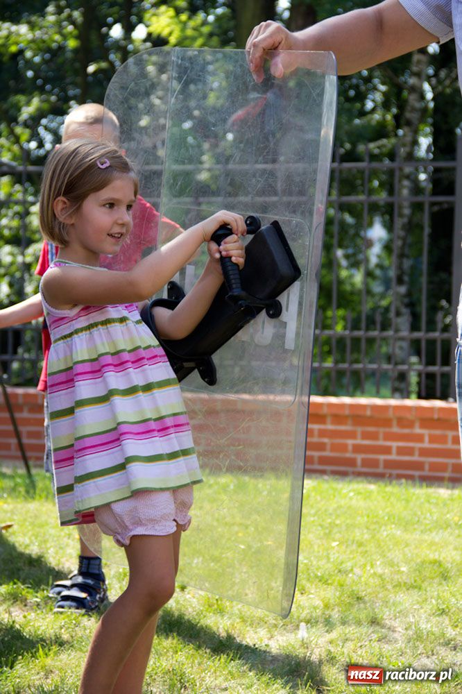 Zdjęcie w galerii na portalu naszraciborz.pl: Radiowozy na zamkowym dziedzińcu wiadomości z regionu