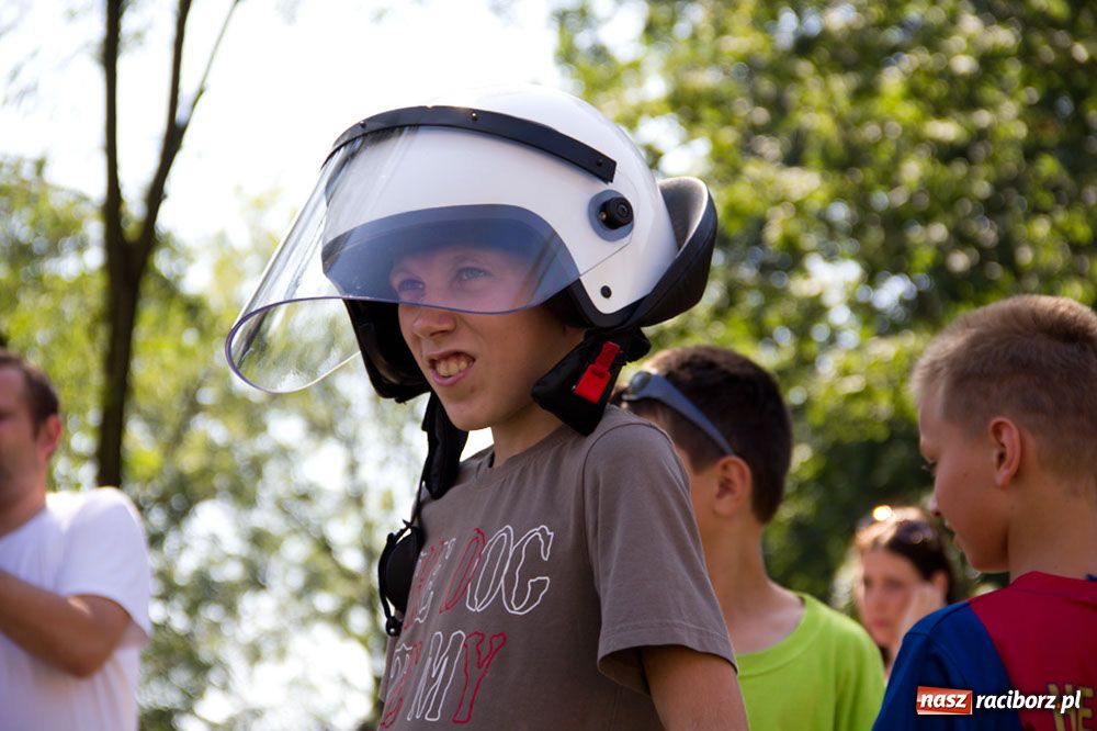 Zdjęcie w galerii na portalu naszraciborz.pl: Radiowozy na zamkowym dziedzińcu wiadomości z regionu
