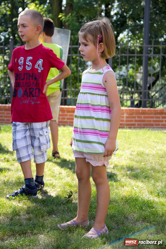 Zdjęcie w galerii na portalu naszraciborz.pl: Radiowozy na zamkowym dziedzińcu wiadomości z regionu